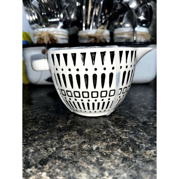 Tabletops Gallery GEO Set of 4 Measuring Cups Farmhouse Decor - Picture 1 of 7